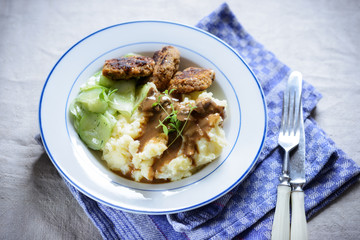 Vegane Frikadelle mit Kartoffelpüree und Gurkensalat