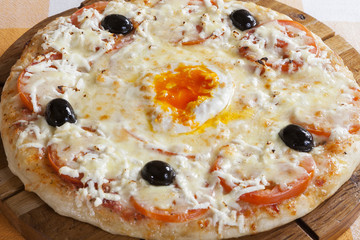 Pizza with cheese, tomato and egg.
