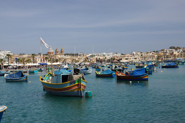 Fototapeta na wymiar Port de Marsaxlokk et ses Luzzus