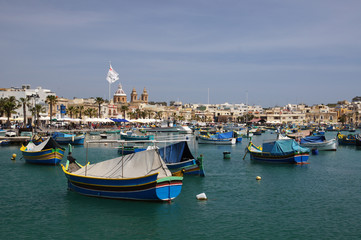 Fototapeta na wymiar Port de Marsaxlokk et ses Luzzus