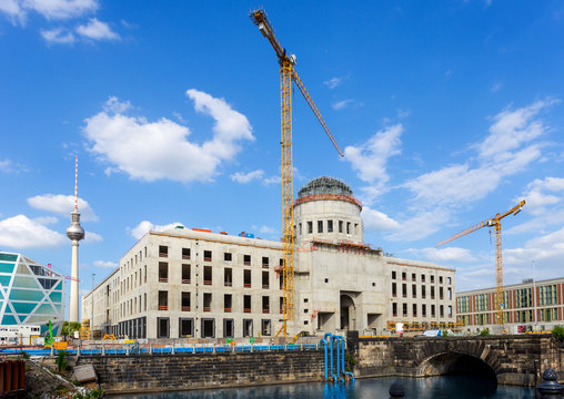 Baustelle Berliner Stadtschloss mit Fernsehturm und Humboldt-Box im Hintergrund