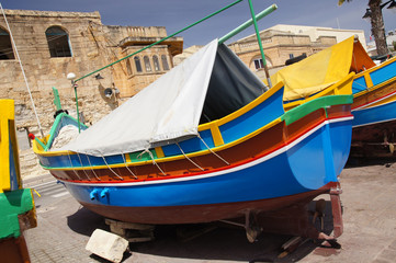 Fototapeta na wymiar Luzzu - bateau maltais à Marsaxlokk