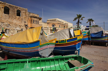 Fototapeta na wymiar Poupe de Luzzus - bateaux maltais à Marsaxlokk