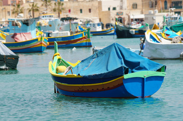 Fototapeta na wymiar Luzzu - bateau maltais à Marsaxlokk