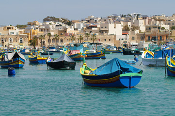 Fototapeta na wymiar groupe de Luzzu - bateau maltais à Marsaxlokk