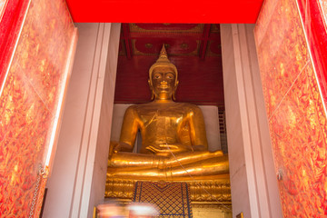 Obraz premium Golden color Buddha Statue in the temple