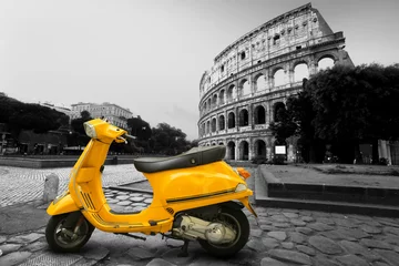 Poster Gele vintage scooter op de achtergrond van Colosseum © Zarya Maxim
