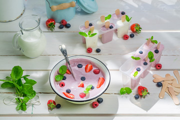 Obraz na płótnie Canvas Summer ice cream with fruits