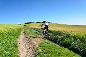 Fototapeta premium vtt en plein campagne