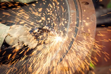 Splashes of molten metal during plasma cutting © Igor V. Podkopaev