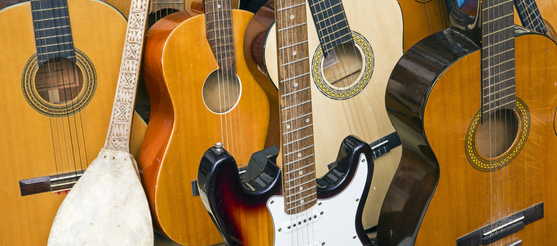 Gitarren auf einem Flohmarkt