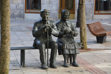 pareja de ancianos sentados en un banco