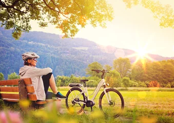 Frau entspannt neben ihrem E-Bike - e-power 05 © Patrizia Tilly