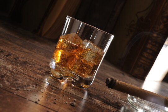 whisky w szklane, cygaro