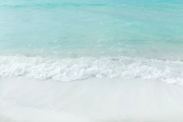 Foto auf Acrylglas Meer / Ozean Fragment der Ansicht des weißen Sandstrandes der Nahaufnahme und des türkisfarbenen Ozeanhintergrundes
