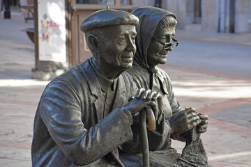 Fototapeta na wymiar estatua de una pareja de ancianos en las calles de burgos