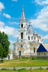 Fototapeta na wymiar Красивый православный храм на фон