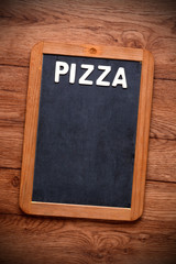 la parola pizza scritta sulla lavagna, 