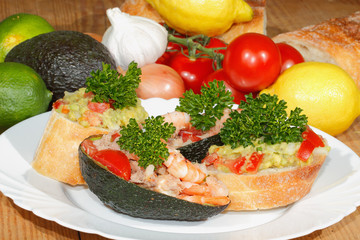 Avocado, Ciabatta, Guacamole, Garnelen, Thunfisch, Tomatensalat