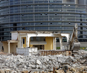 chantier de démolition et immeuble moderne