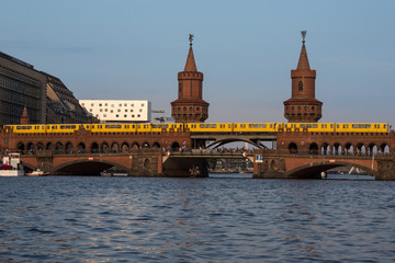 Fototapeta na wymiar Berlin landmark - oberbaum bridge with train