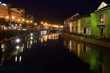 Fototapeta premium 小樽運河に映る夜景