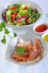 sałatka z szynką parmeńską