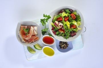 sałatka z szynką parmeńską