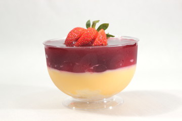  pudding with strawberrie in cup