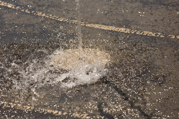 Wasserstrahl auf Betonboden