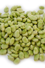 fave verdi fresche su sfondo bianco