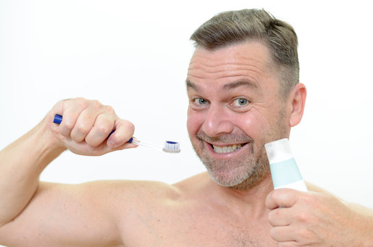 Mann mit Zahnbürste und Zahncreme