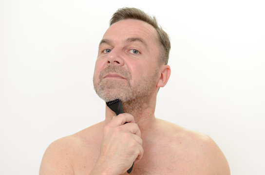 Mann rasiert sich seinen Bart