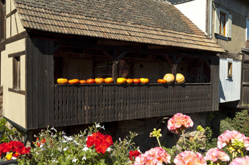 Balcón de madera con calabazas, Alsacia