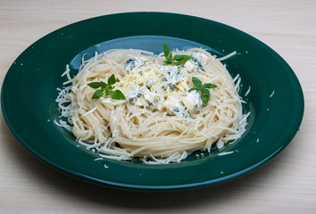 Pasta with blue cheese and basil