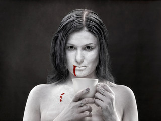 Kobieta pomalowana na biało z krwią na ustach