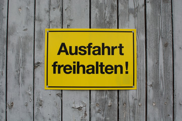Fototapeta premium Schild, Ausfahrt freihalten