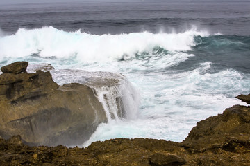 strong sea surf, bay Devil´s Teor, Lembongan, Indonesia