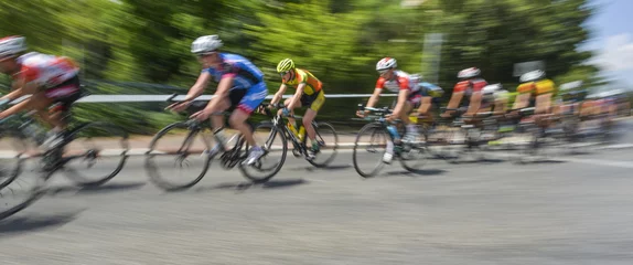 Foto op Plexiglas Fietsen peloton fietsers in een race in beweging