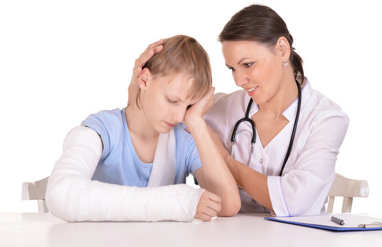 Doctor and young boy with a broken arm
