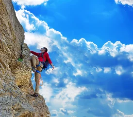 Gordijnen man climbing on rock © vetkit