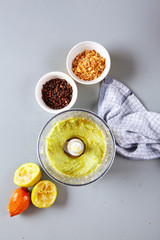 Preparation of vegetarian green sauce with avocado, walnuts and