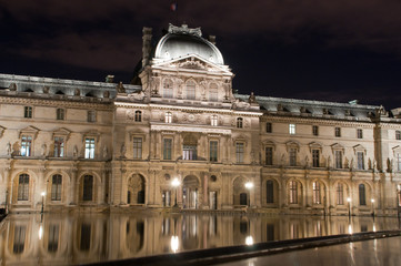 Naklejka premium Louvre at night
