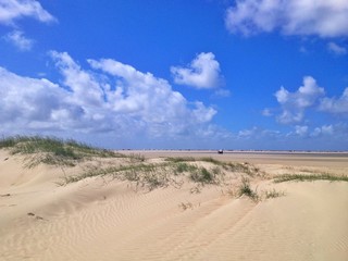 Fototapeta na wymiar Sandstrand und Dünen an der Nordsee