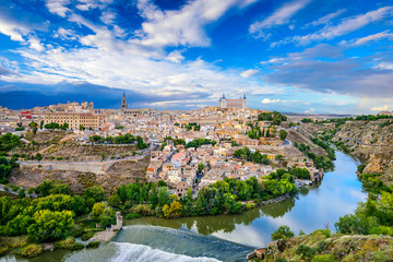 Toledo, Spain old town skyline on the Tagus River. - obrazy, fototapety, plakaty