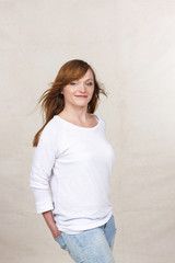 Attraktive rothaarige junge Frau mit weißem T-Shirt