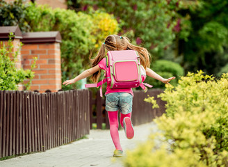 little girl  run to school - obrazy, fototapety, plakaty