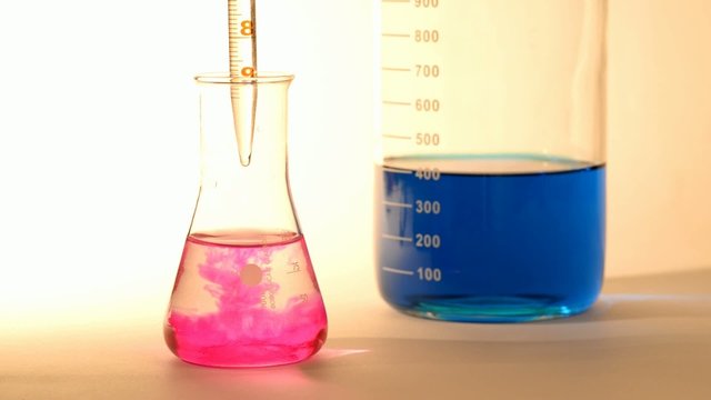 Chemische Reaktion in Laboratorium