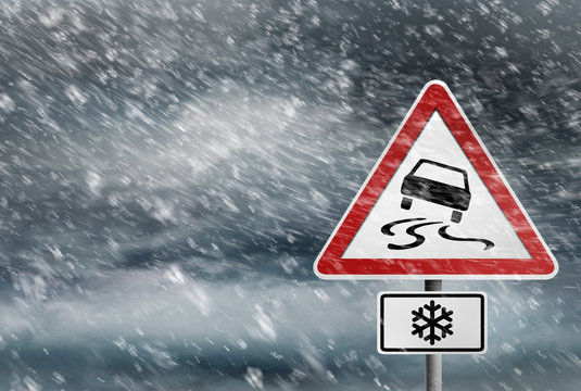 Verkehrsschild Schleudergefahr bei Schnee 2