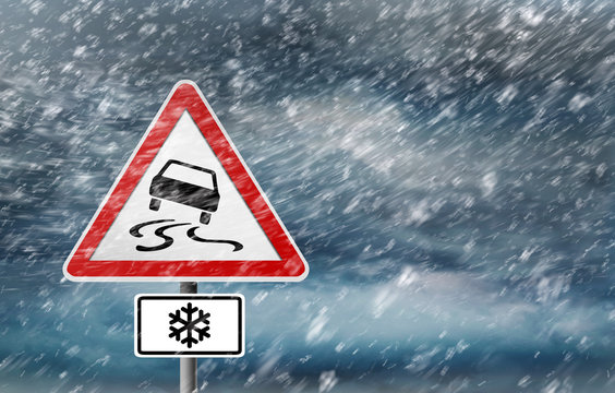 Verkehrsschild Schleudergefahr bei Schnee